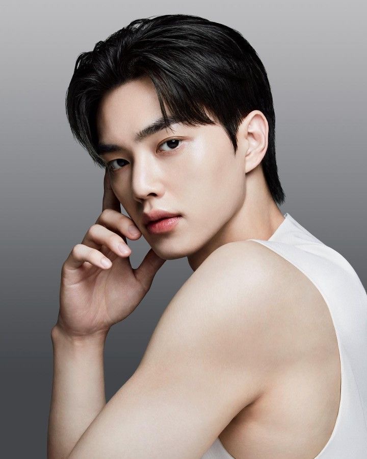 #4. Song Kang: 245.000 mil (-2)